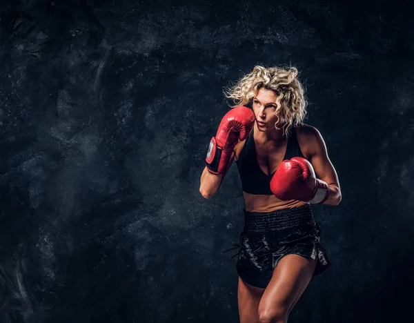 Retrato de boxeadora profesional en acción —  Fotos de Stock