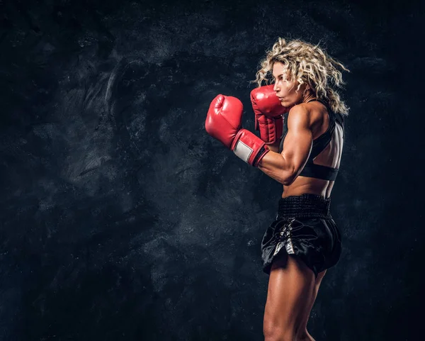 Retrato de boxeadora profesional en acción — Foto de Stock