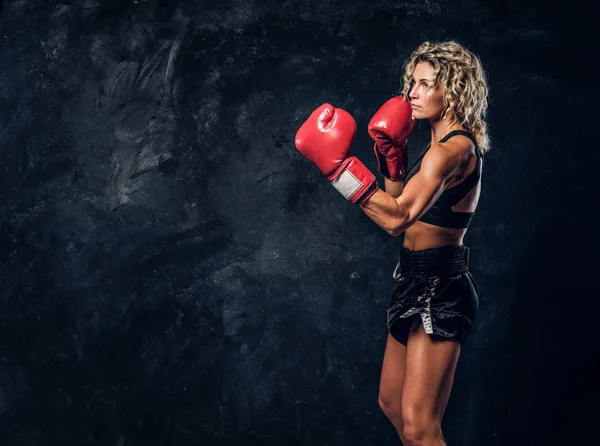 Portrét profesionální ženské boxerky v akci — Stock fotografie