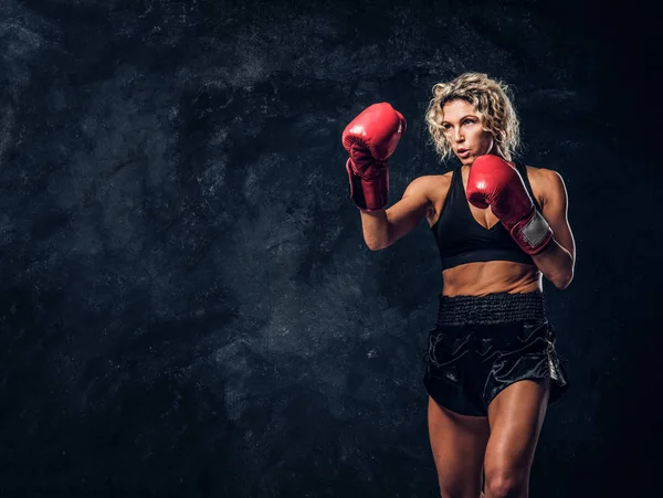 Retrato de boxeadora profesional en acción —  Fotos de Stock