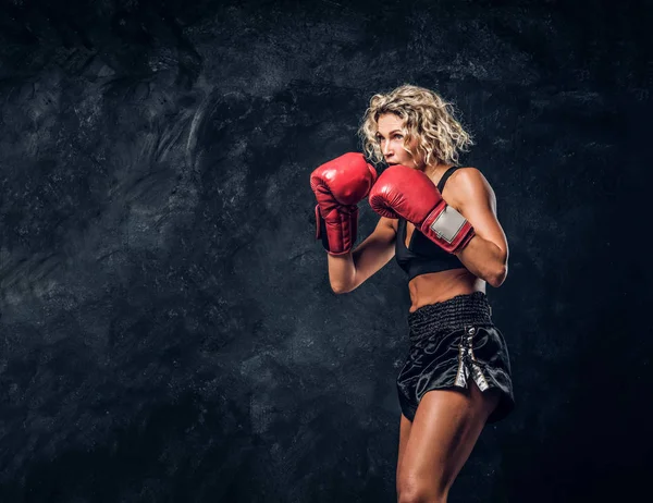 Retrato de boxeadora profesional en acción —  Fotos de Stock