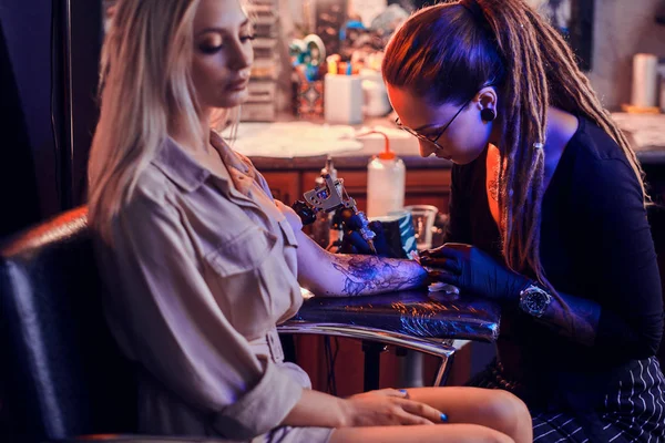 Process av tatuering makining på Cozy Tattoo Salon — Stockfoto