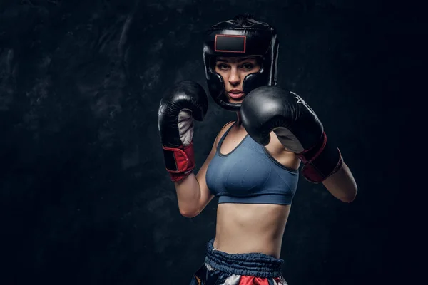 Porträt einer hübschen Boxerin im dunklen Fotostudio — Stockfoto