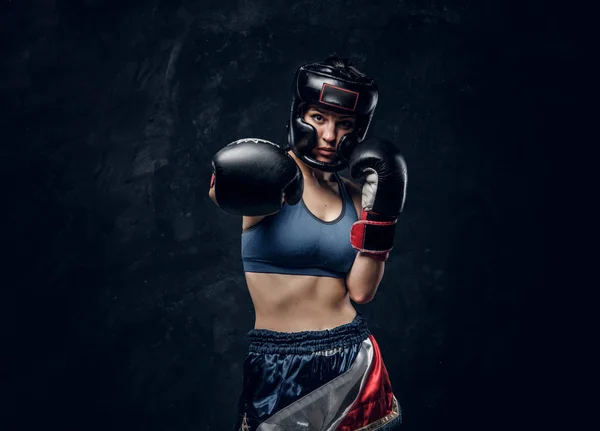 Retrato de una bonita boxeadora en un estudio fotográfico oscuro —  Fotos de Stock