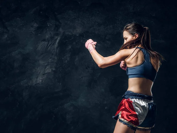 Portret van mooie vrouwelijke bokser bij Dark Photo Studio — Stockfoto