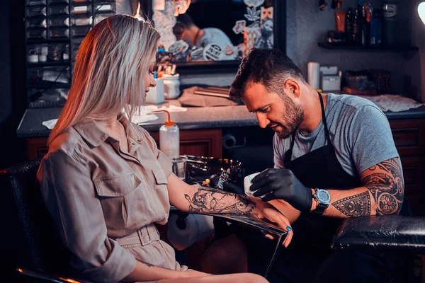 Maestro del tatuaje está creando un nuevo tatuaje para el cliente — Foto de Stock