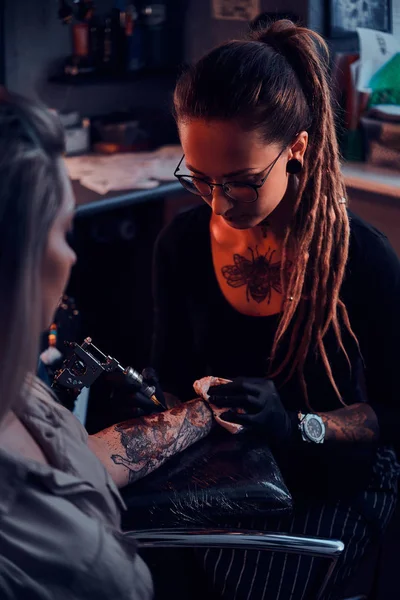Maître de tatouage et client à la session de tatouage — Photo