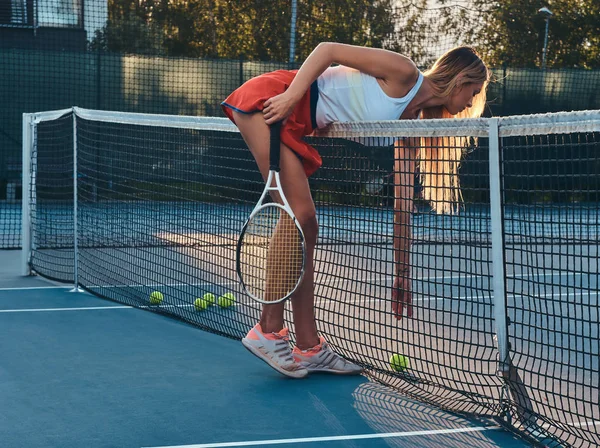 Mulher esportiva está jogando tênis na corte — Fotografia de Stock