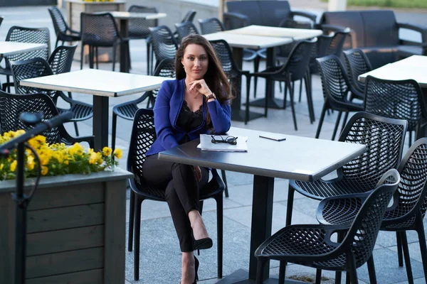 Dois trabalhadores cooperativos estão sentados no café com papeladas — Fotografia de Stock