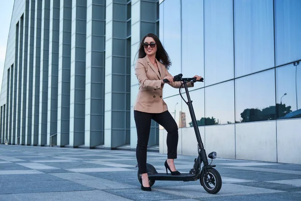 Joven mujer elegante está dando un paseo con su nuevo scooter —  Fotos de Stock