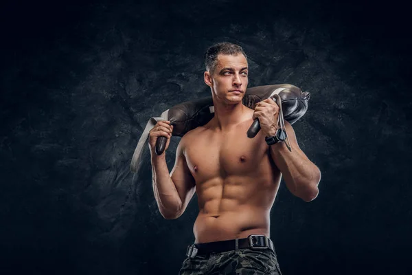 Ritratto di uomo muscoloso senza camicia su sfondo scuro — Foto Stock