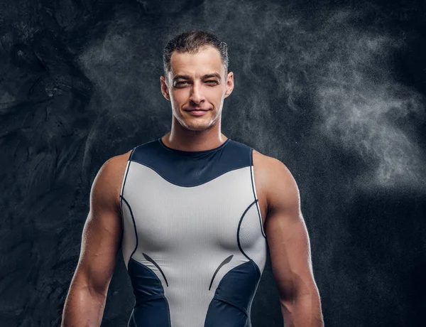 Homem atraente em roupa de mergulho no estúdio de fotos escuras — Fotografia de Stock