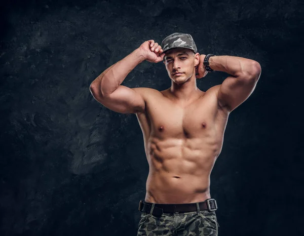 Retrato de homem muscular sem camisa sobre fundo escuro — Fotografia de Stock