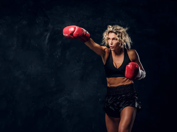 Portret van professionele vrouwelijke bokser in actie — Stockfoto