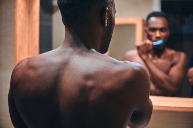 Yas rutin kavramı - adam dişlerini fırçalıyor