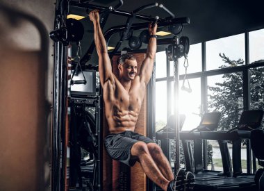 Kas adam eğitim cihazı ile egzersizleri yapıyor