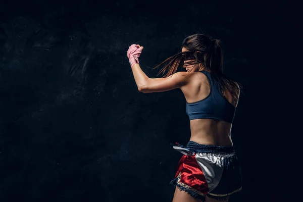 Porträt einer hübschen Boxerin im dunklen Fotostudio — Stockfoto