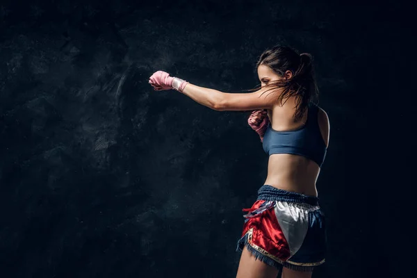 Retrato de bom boxeador feminino no estúdio de fotos escuras — Fotografia de Stock