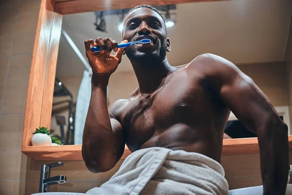 Concepto de rutina de luto - el hombre se cepilla los dientes — Foto de Stock