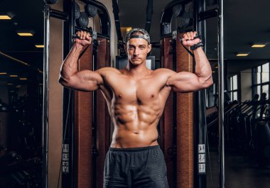 Kas adam eğitim cihazı ile egzersizleri yapıyor