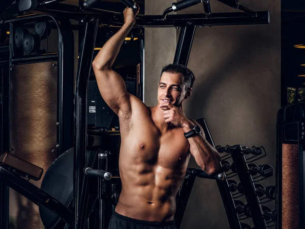Muskulöser Mann macht Übungen mit Trainingsgerät — Stockfoto