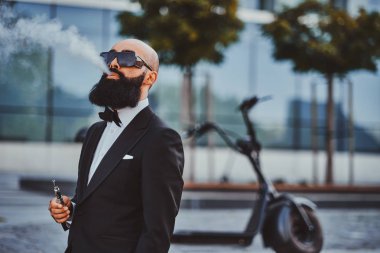 Modern sakallı adam varoriser içiyor