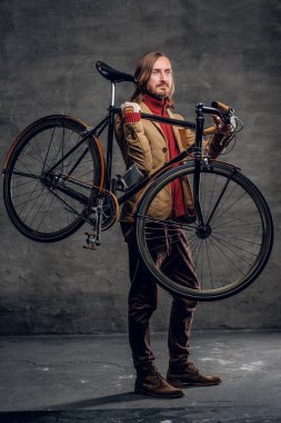 Modern hipster ve onun vintage bisiklet