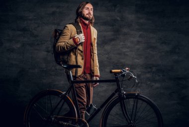 Modern hipster ve onun vintage bisiklet