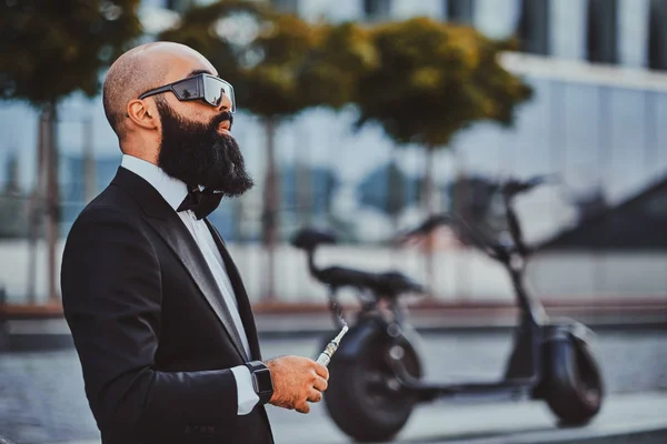 El hombre barbudo moderno está fumando varoriser —  Fotos de Stock