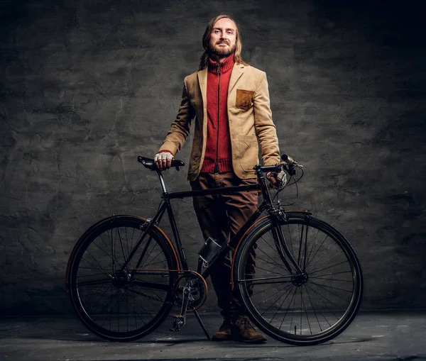 Moderno hipster y su bicicleta vintage — Foto de Stock