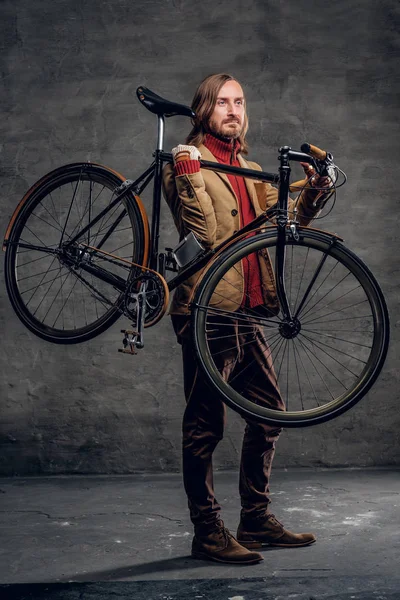 Modern hipster ve onun vintage bisiklet