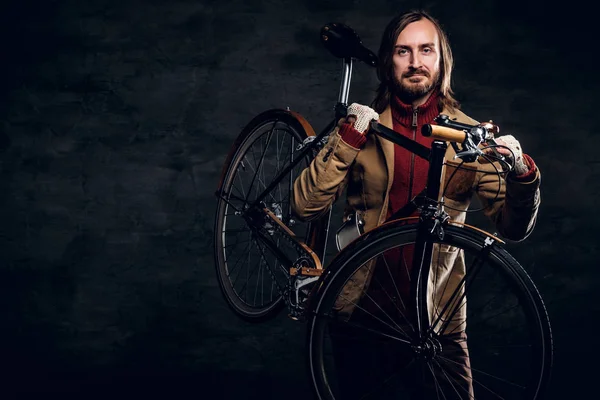 Moderno hipster y su bicicleta vintage — Foto de Stock