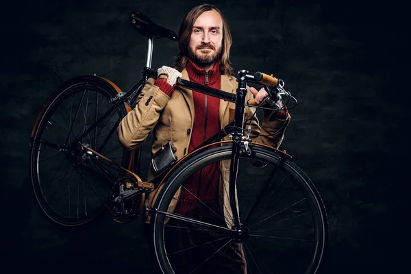 Moderno hipster y su bicicleta vintage — Foto de Stock