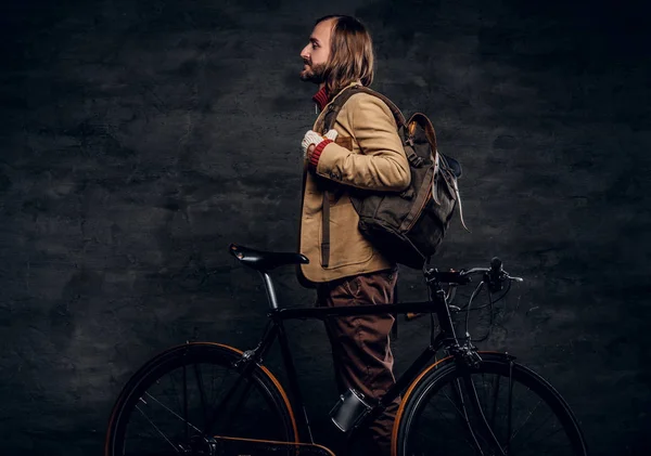 Moderno hipster e la sua bicicletta vintage — Foto Stock