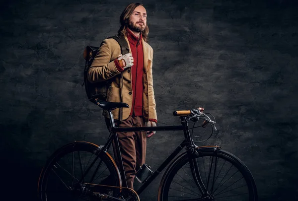 Modern hipster ve onun vintage bisiklet