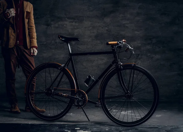 Moderno hipster e sua bicicleta vintage — Fotografia de Stock