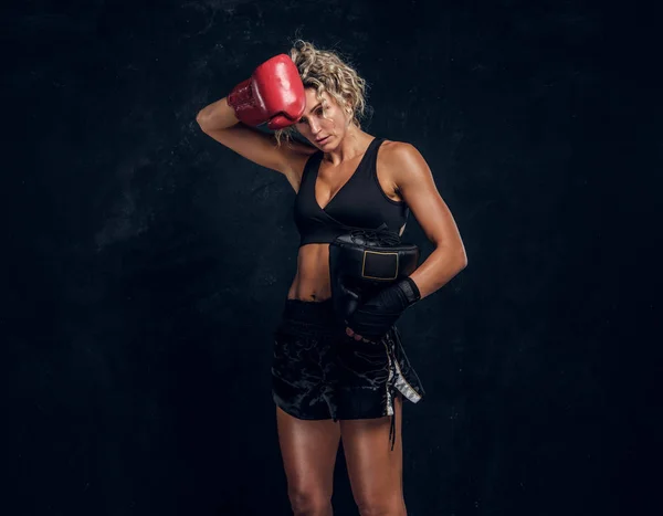 Retrato de boxeadora expirizada en estudio fotográfico —  Fotos de Stock