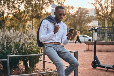 Parkta scooter ile siyah adam