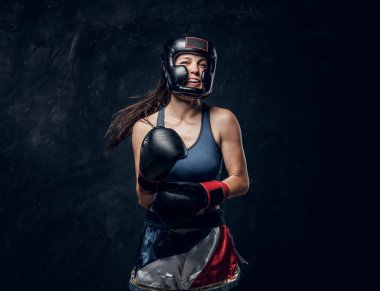 Karanlık fotoğraf stüdyosunda güzel kadın boksör Portresi
