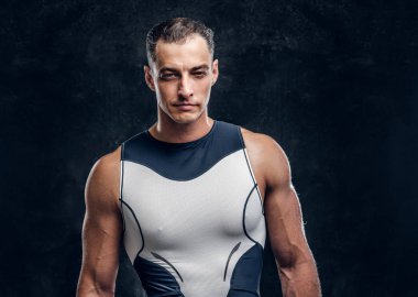 Koyu renk fotoğraf stüdyosunda dalış kıyafeti giymiş çekici adam