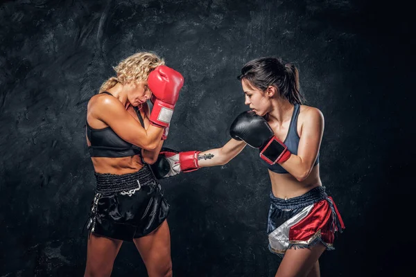 Fight between two professional female boxers — Stock Photo, Image