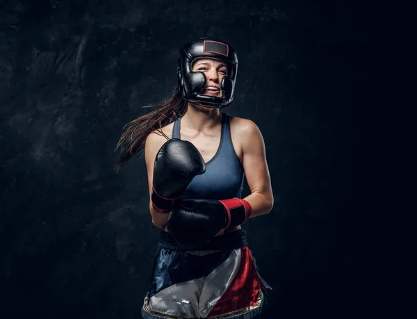Retrato de una bonita boxeadora en un estudio fotográfico oscuro —  Fotos de Stock