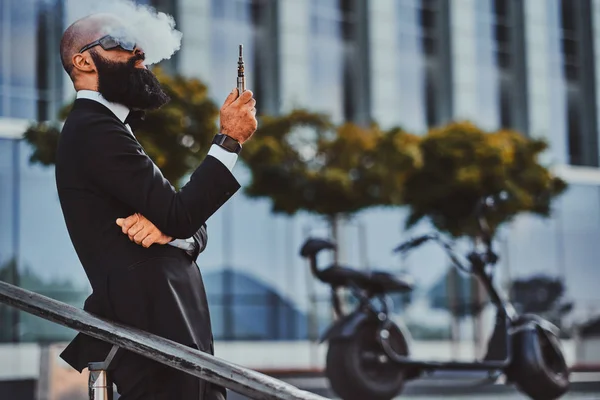 El hombre barbudo moderno está fumando varoriser —  Fotos de Stock