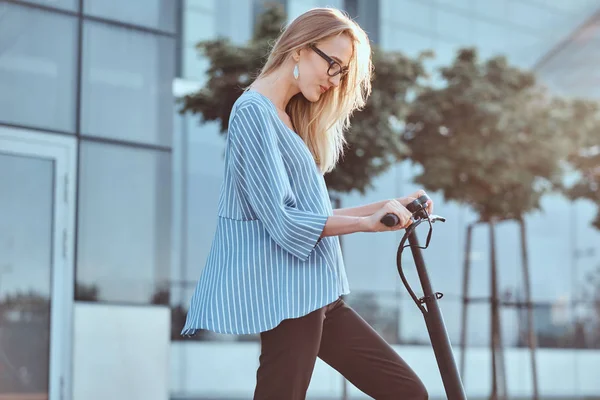 Genç kadın yeni scooter sürme zevk — Stok fotoğraf