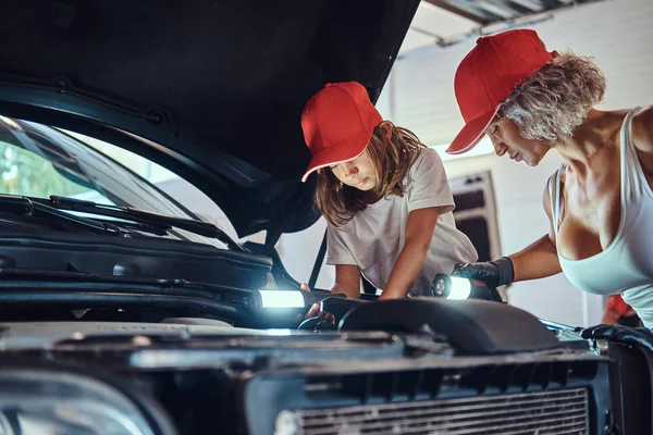 Perfect Dream team bij auto service — Stockfoto