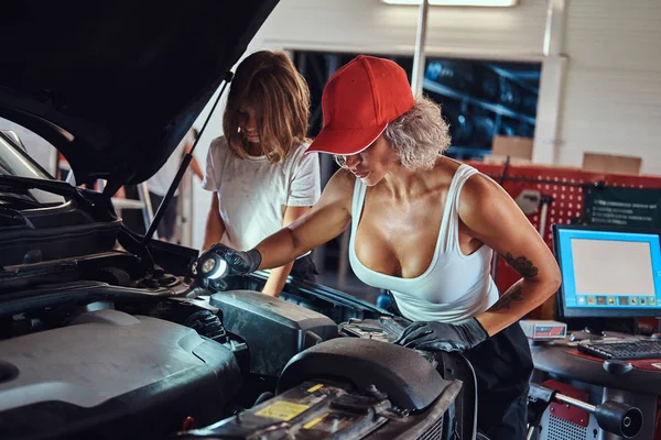 Perfect Dream team bij auto service — Stockfoto