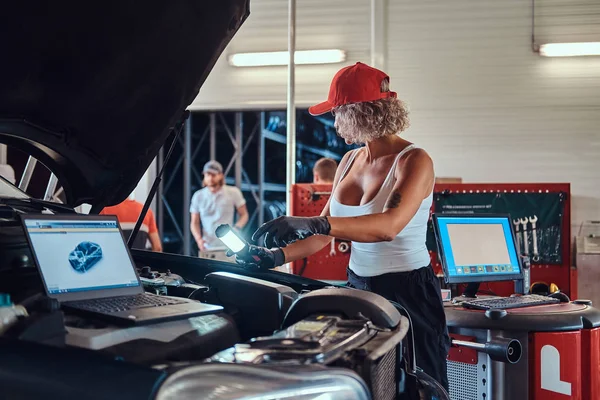 Profesionální ženská dělnice opravuje auto — Stock fotografie