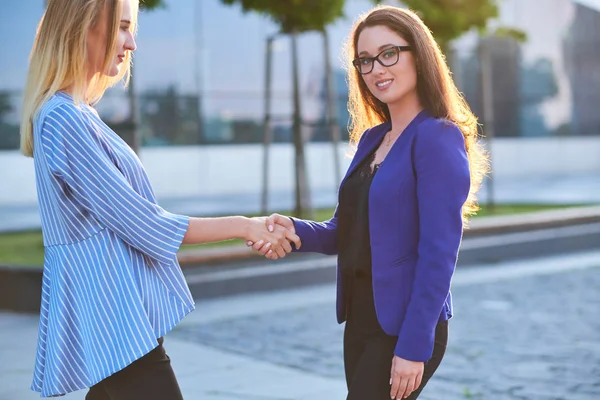 Handshake van twee Youngs coöperatieve werknemers buiten kantoor — Stockfoto
