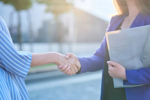 Handshake van twee Youngs coöperatieve werknemers buiten kantoor — Stockfoto