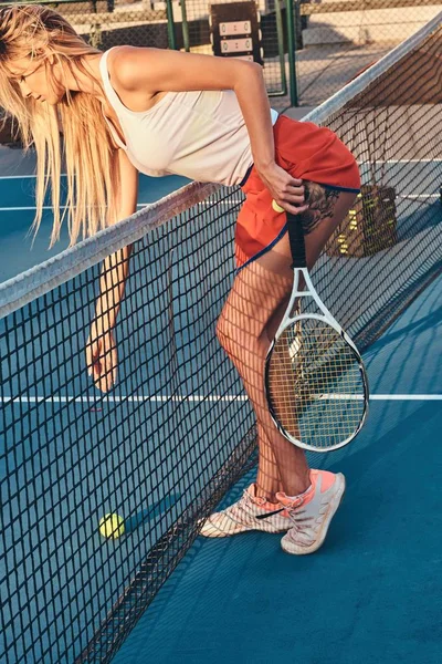 Mulher esportiva está jogando tênis na corte — Fotografia de Stock